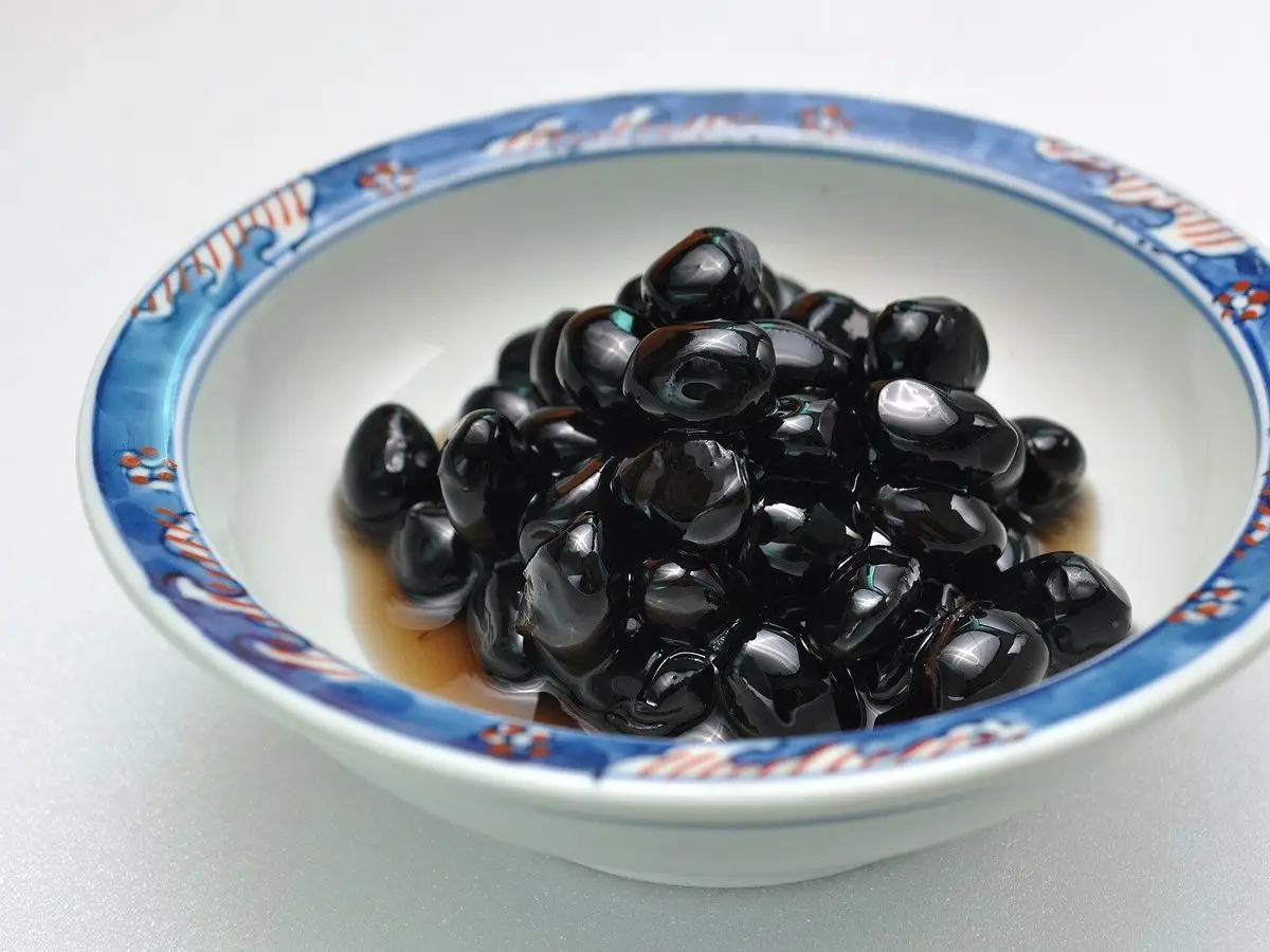 Cuenco de soja negra guisada y dulce, con un borde decorado en azul