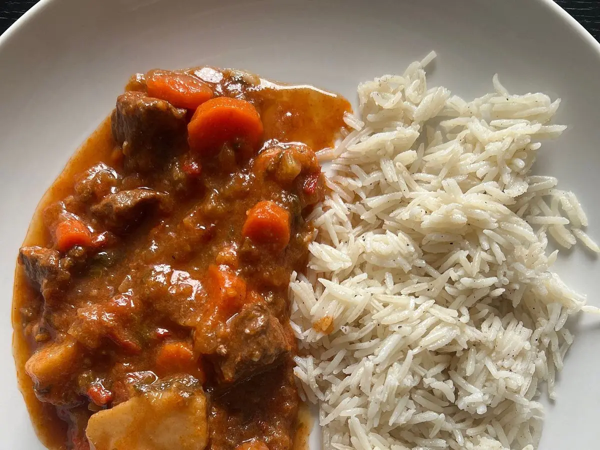 Guiso de ternera con zanahoria y patata en salsa de pimentón junto a arroz blanco