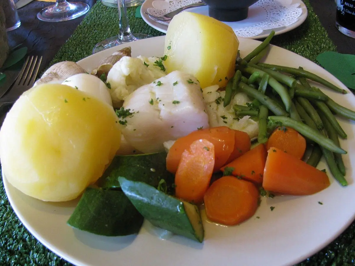 Plato con pescado blanco cocido, patatas, judías verdes, zanahoria y calabacín hervidos