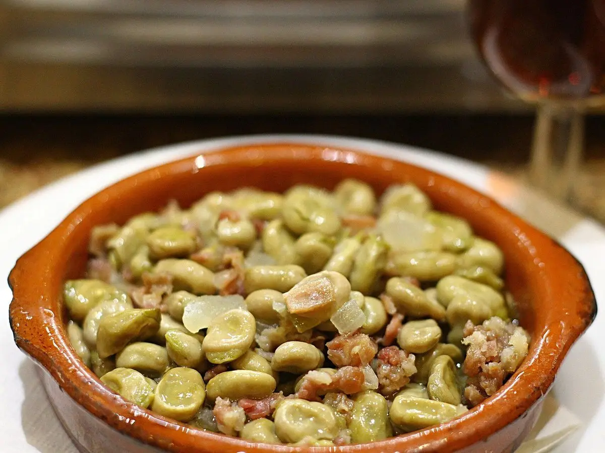 Cazuela de barro con habas tiernas salteadas con taquitos de jamón