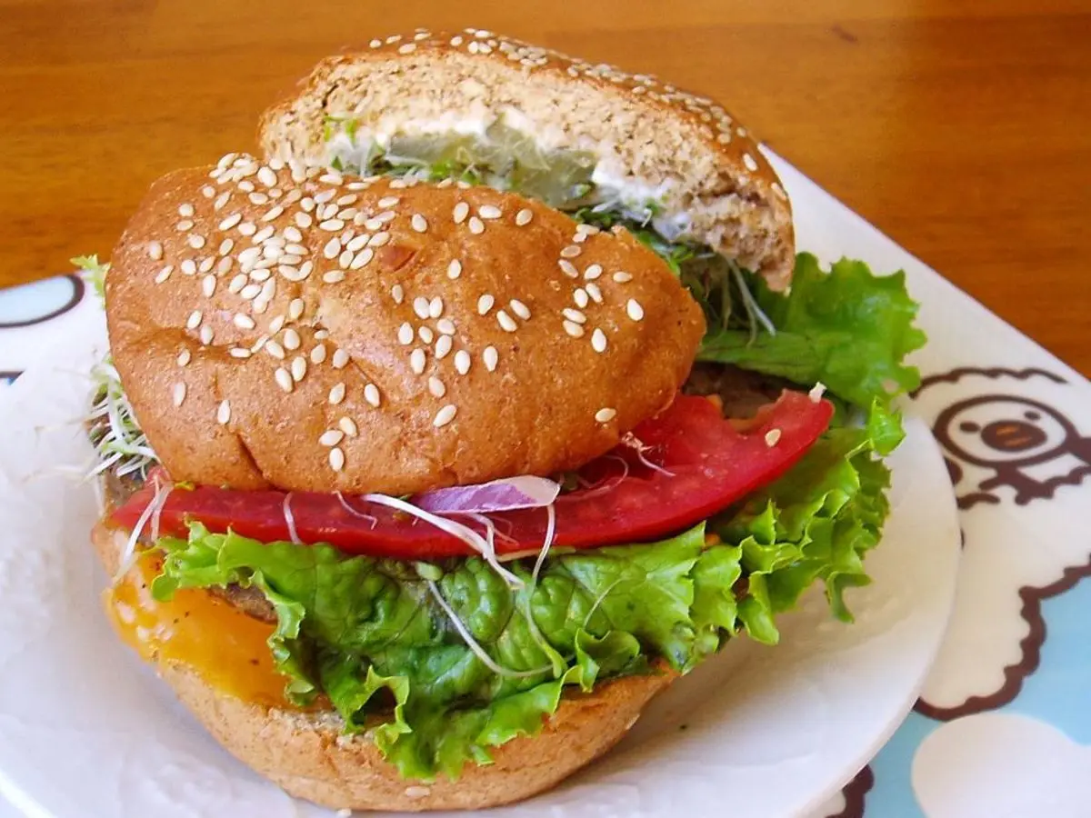 Hamburguesa vegetal en pan integral con sésamo, lechuga, tomate y brotes