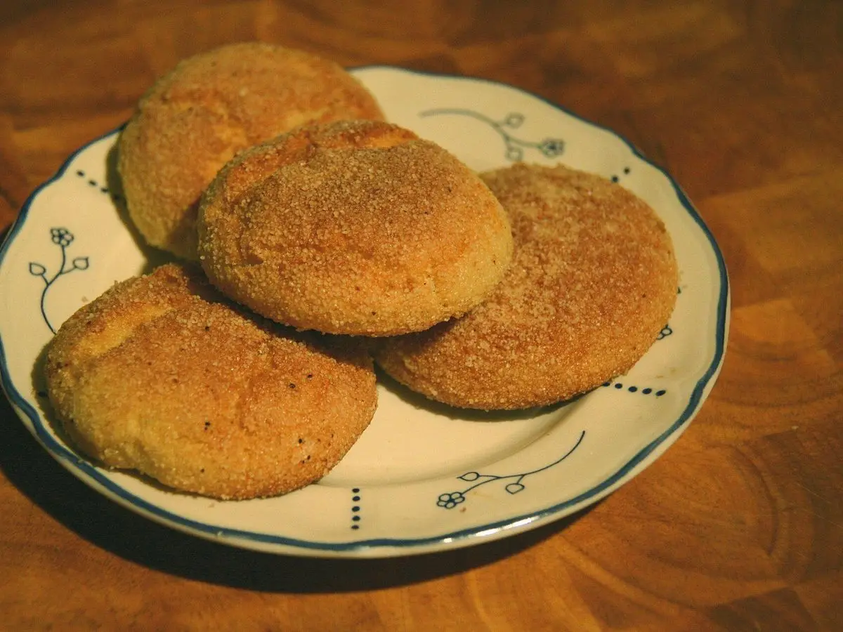 Plato con tres tortas de sémola harcha doradas, redondas, recién hechas