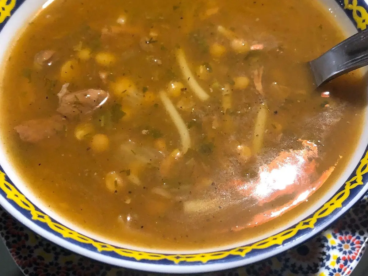 Plato hondo de sopa marroquí espesa con garbanzos, fideos y trozos de carne