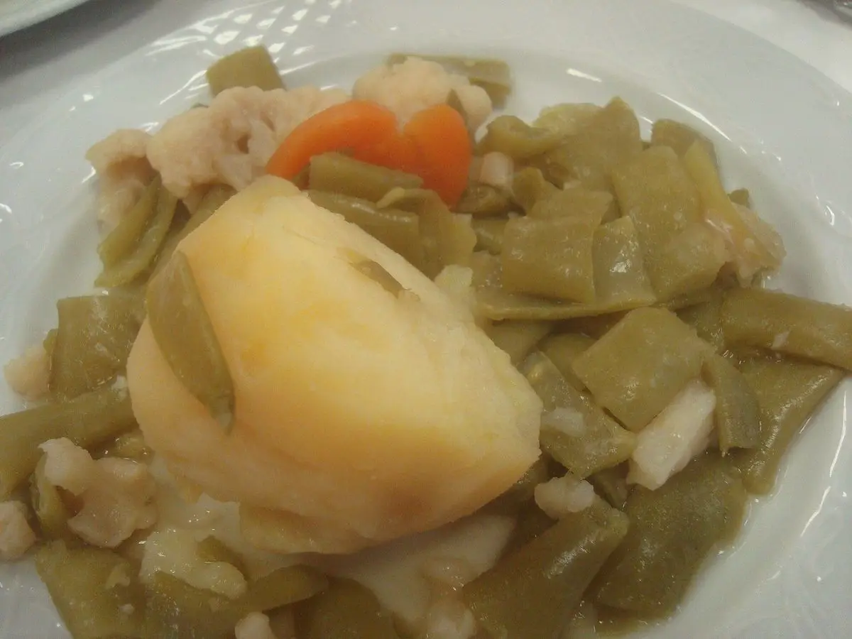 Plato de patata cocida con judías verdes, zanahoria y trozos de pescado blanco hervido