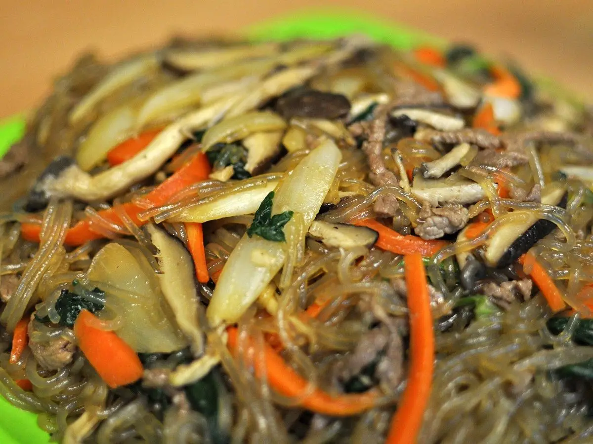 Fideos de boniato salteados con setas, espinacas, zanahoria y tiras de ternera