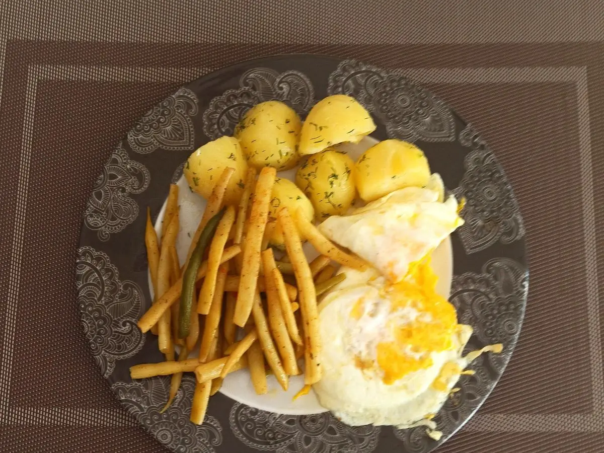 Plato con judías verdes, patatas cocidas y huevo frito