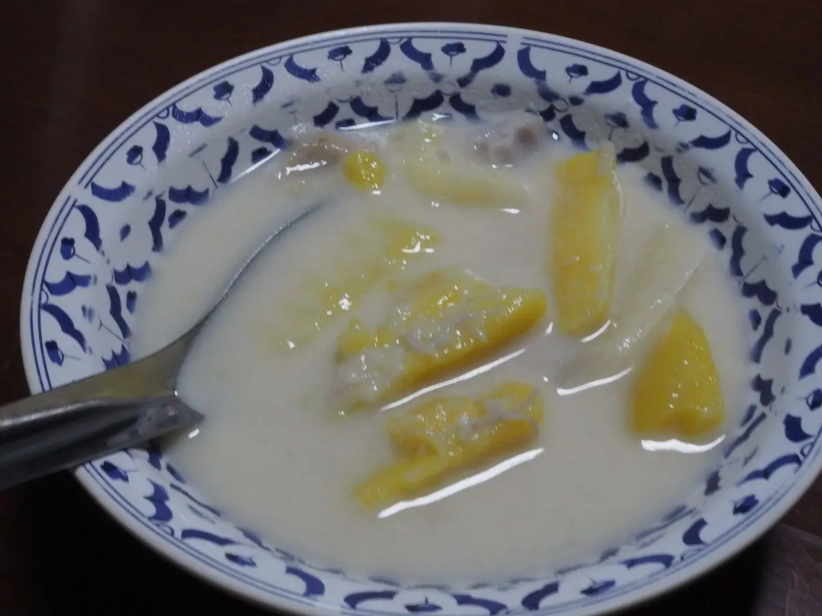 Cuenco decorado con trozos de tubérculo dulce cocidos en leche de coco blanca, postre tailandés