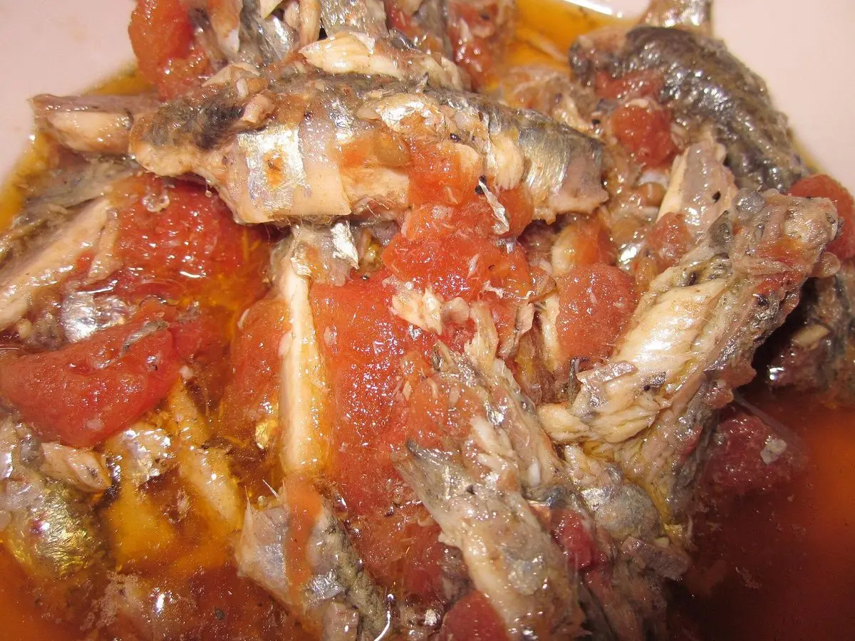 Sardinas guisadas en salsa de tomate con trocitos de pimiento, vistas de cerca