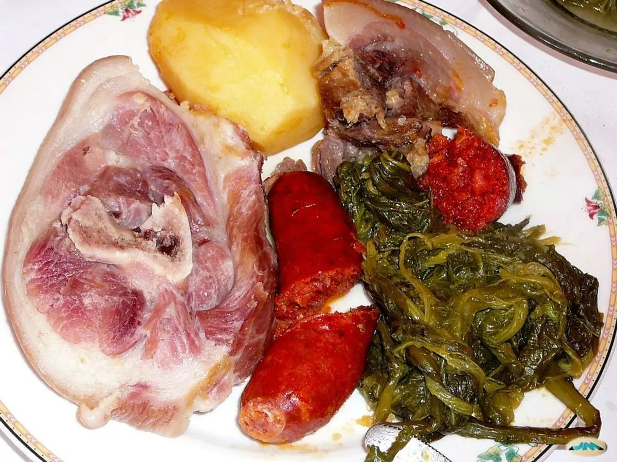 Plato con lacón, grelos, chorizo y patata cocida