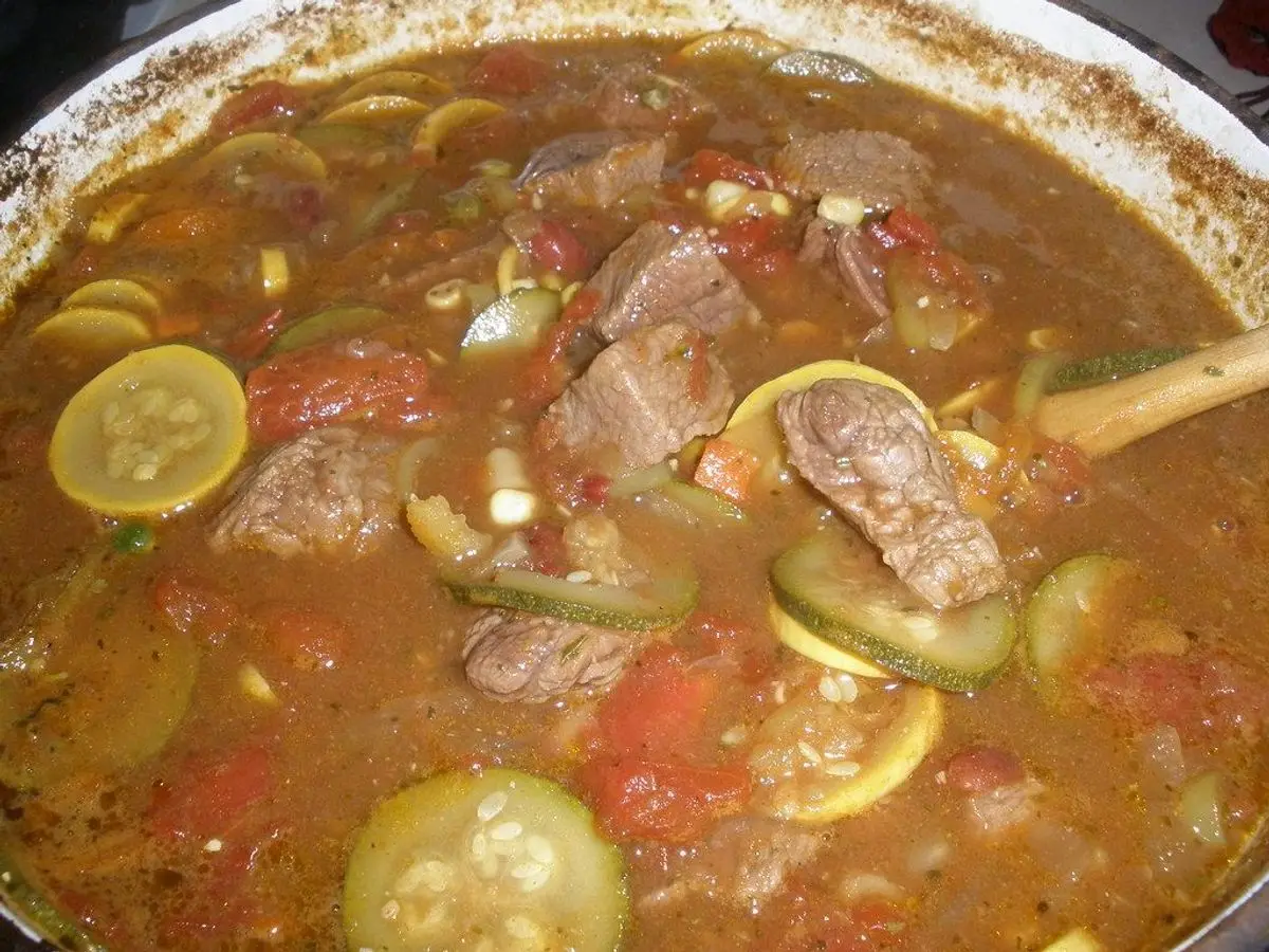 Cazuela de guiso de ternera con calabacín, tomate y verduras en caldo