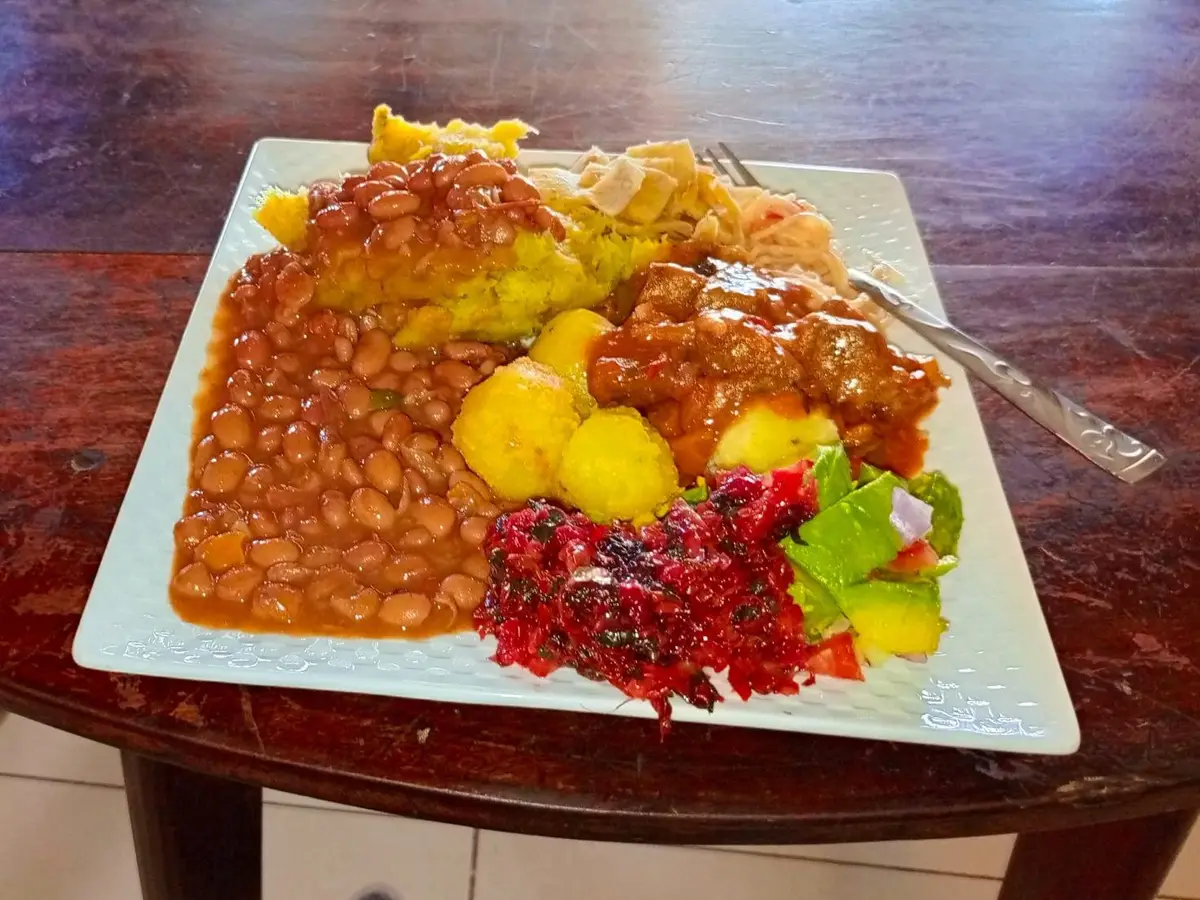 Guiso de legumbres en salsa de tomate con plátano cocido y ensalada de remolacha