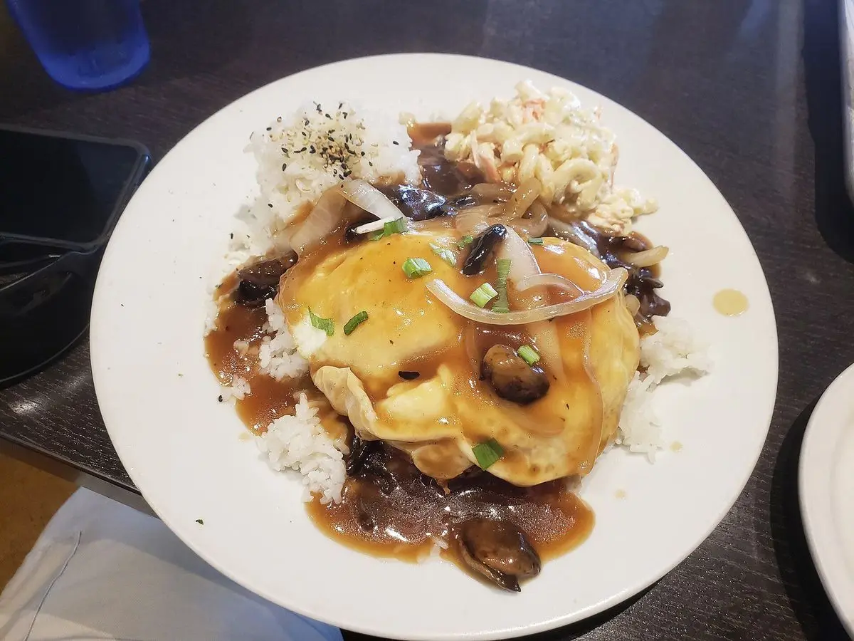 Plato blanco con arroz, hamburguesa, huevo y salsa de champiñones, estilo loco moco hawaiano