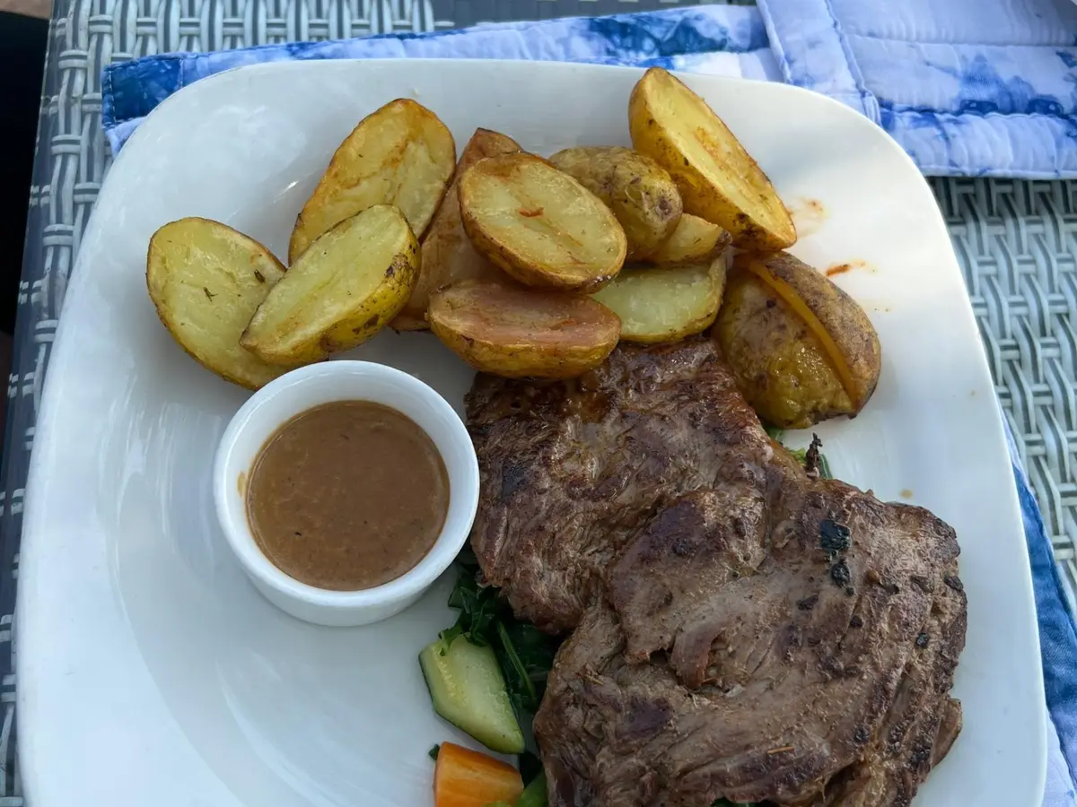 Filete de carne a la plancha con patatas asadas, verduras salteadas y salsa