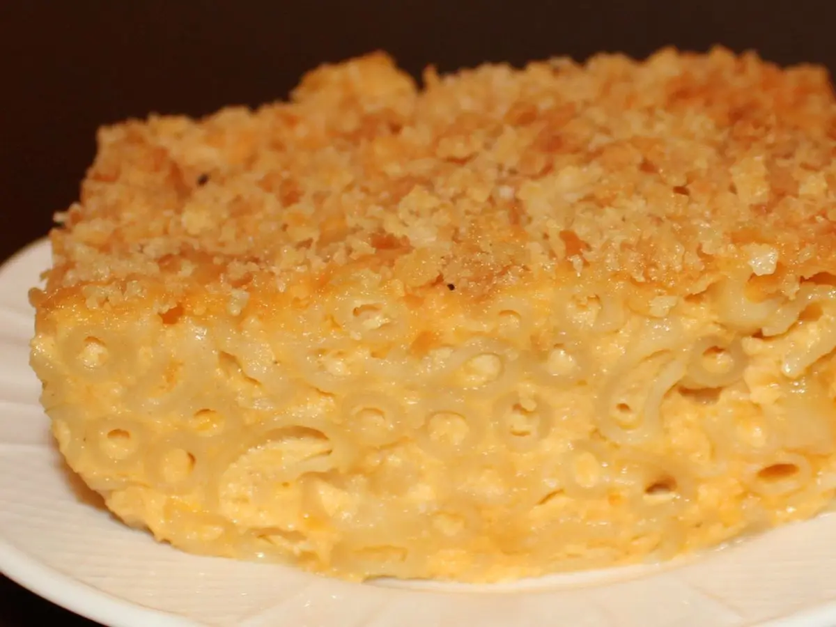 Macarrones con queso gratinados al horno con la superficie dorada en un plato