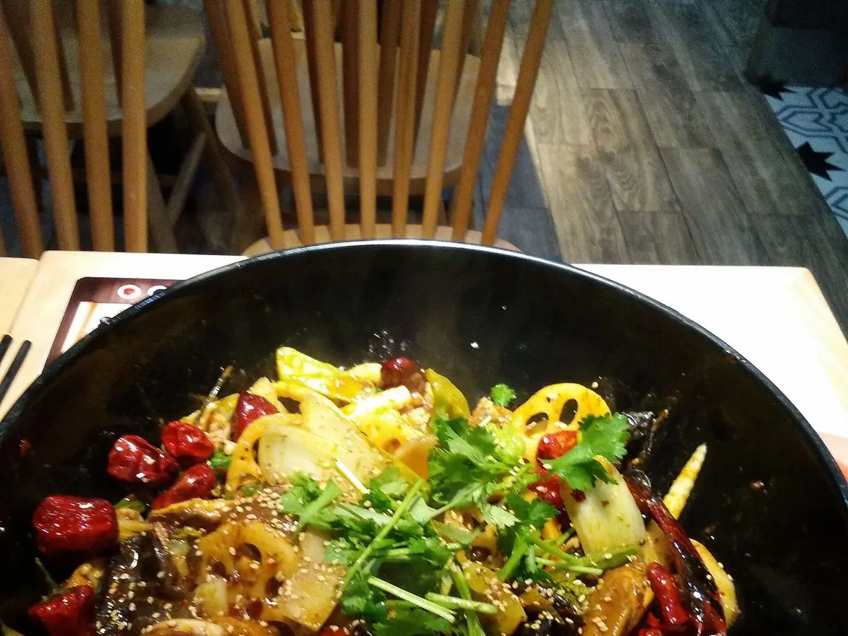 Wok negro de salteado picante con guindillas secas, setas, verduras y cilantro
