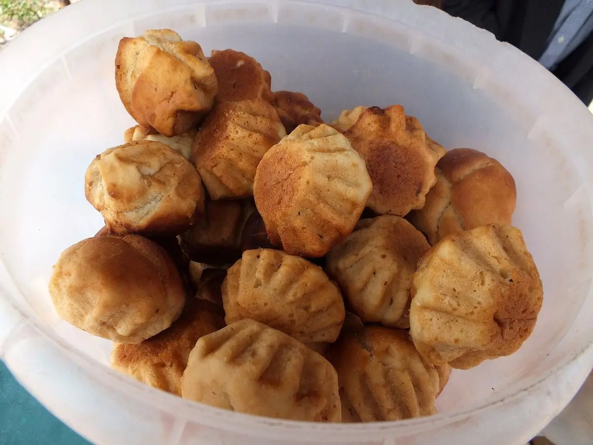 Cuenco de mandazi dorados recién fritos, bollitos de masa en forma de concha