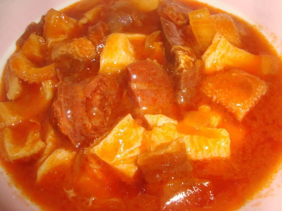 Guiso de casquería de ternera en salsa roja de pimiento con trozos gelatinosos