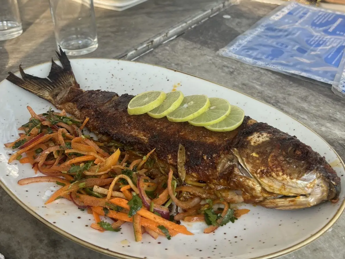 Pescado entero a la plancha con limón y zanahoria en juliana
