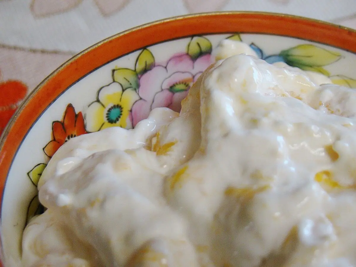 Cuenco decorado con mousse de mango cremosa de color amarillo claro