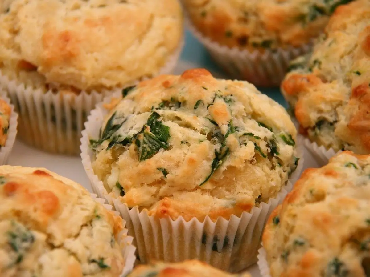 Muffins salados dorados con espinacas en cápsulas de papel