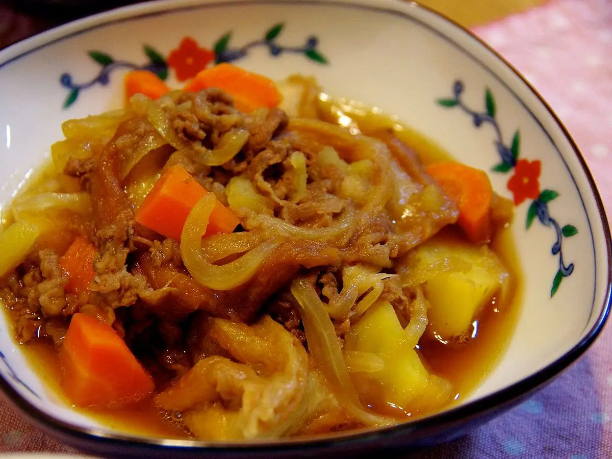 Cuenco decorado de guiso japonés de ternera fina con patata, zanahoria y cebolla