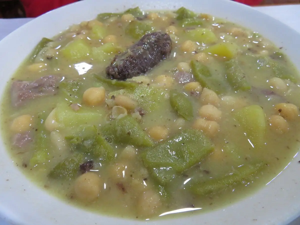 Plato hondo de olla valenciana con garbanzos, judías verdes, verduras y una morcilla