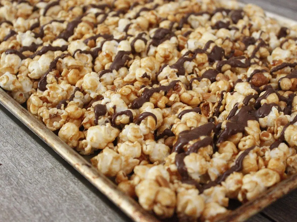 Bandeja de palomitas de maíz con hilos de chocolate por encima