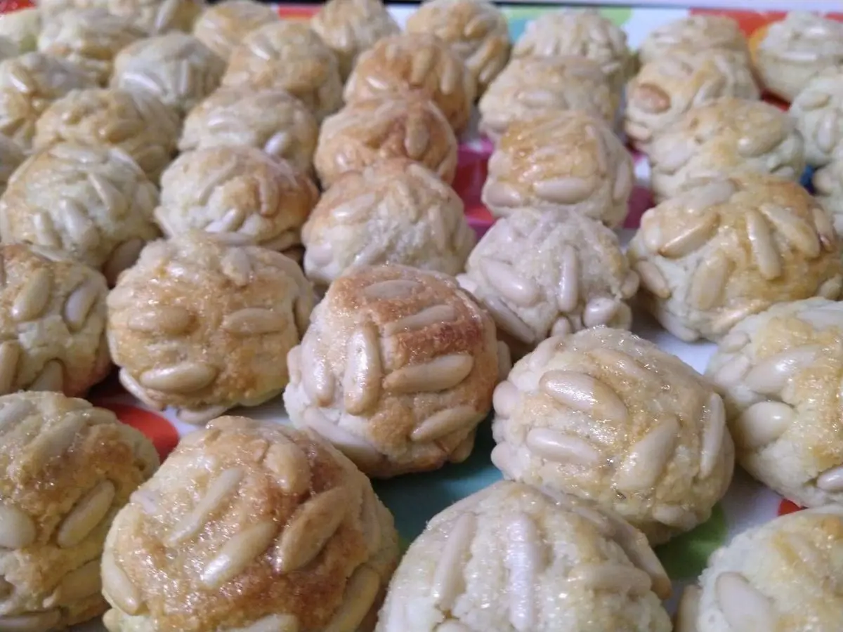 Bandeja de panellets cubiertos de piñones dorados