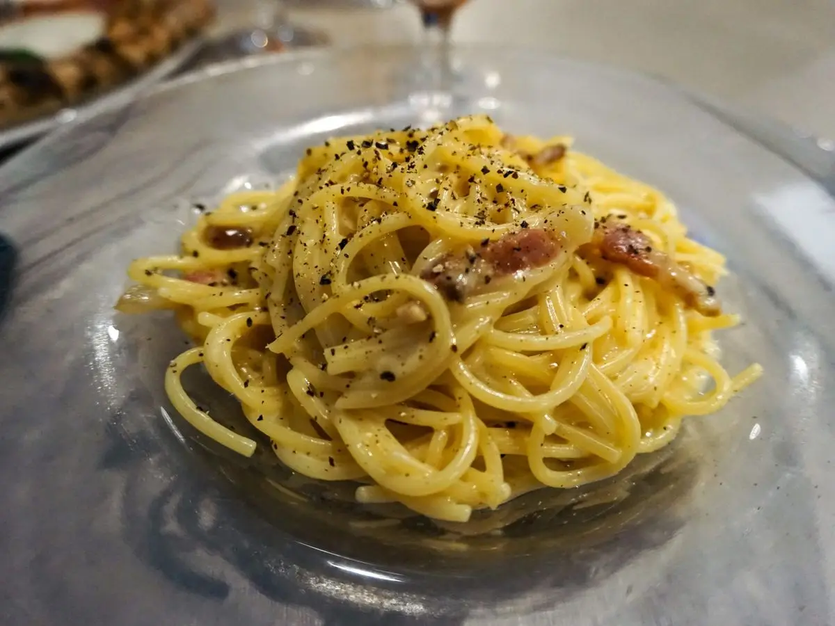 Espaguetis a la carbonara con trocitos de panceta y pimienta negra recién molida