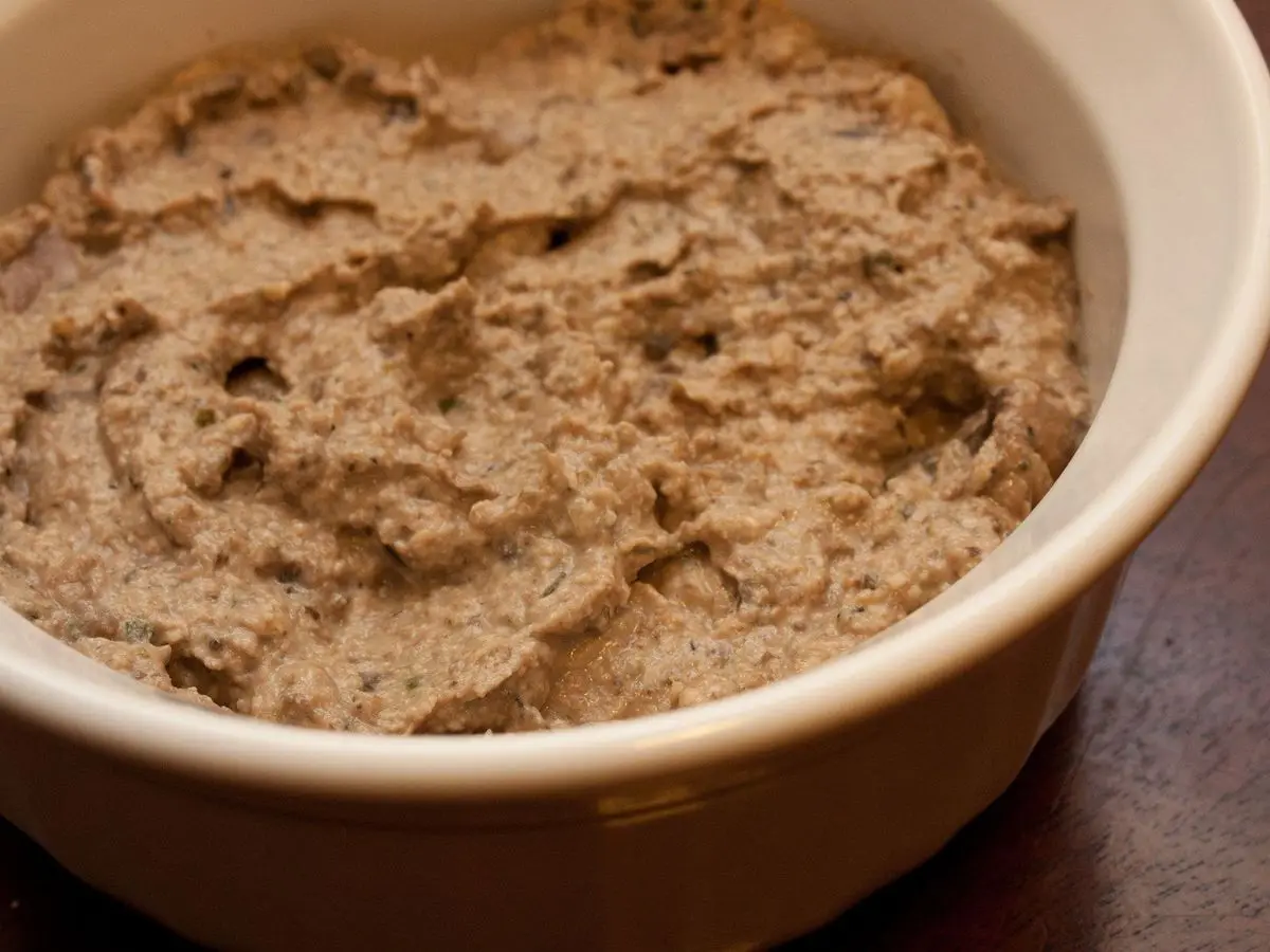 Cuenco blanco con paté vegetal de champiñones y nueces de textura untable