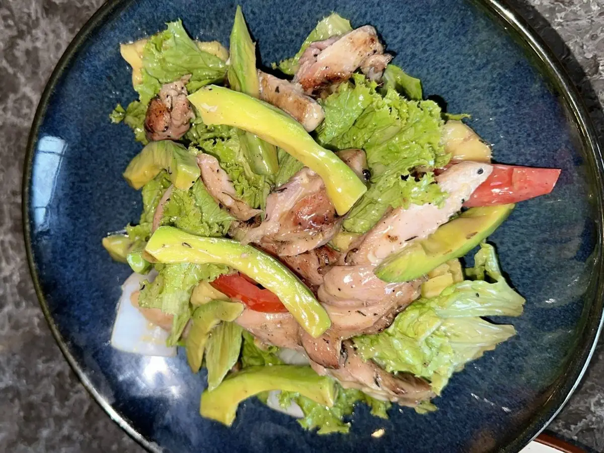 Ensalada de lechuga con pollo a la plancha en tiras, aguacate y pimiento rojo