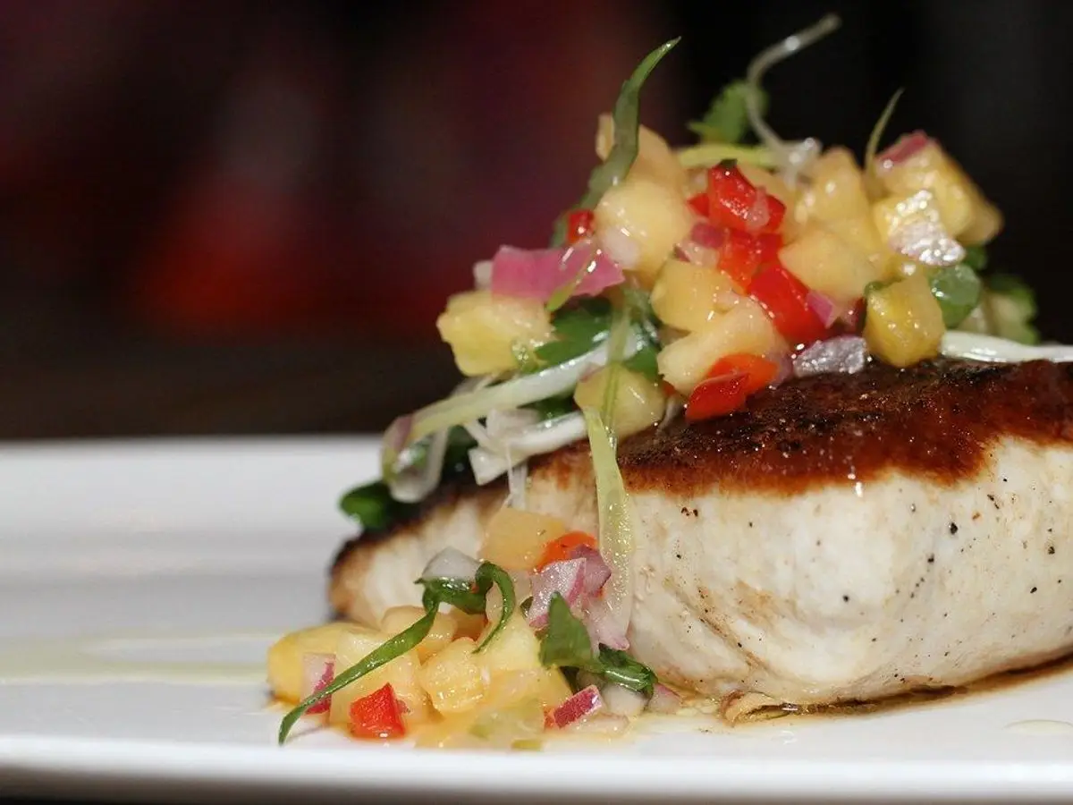 Filete de pescado a la plancha con salsa de mango, pimiento y cebolla morada