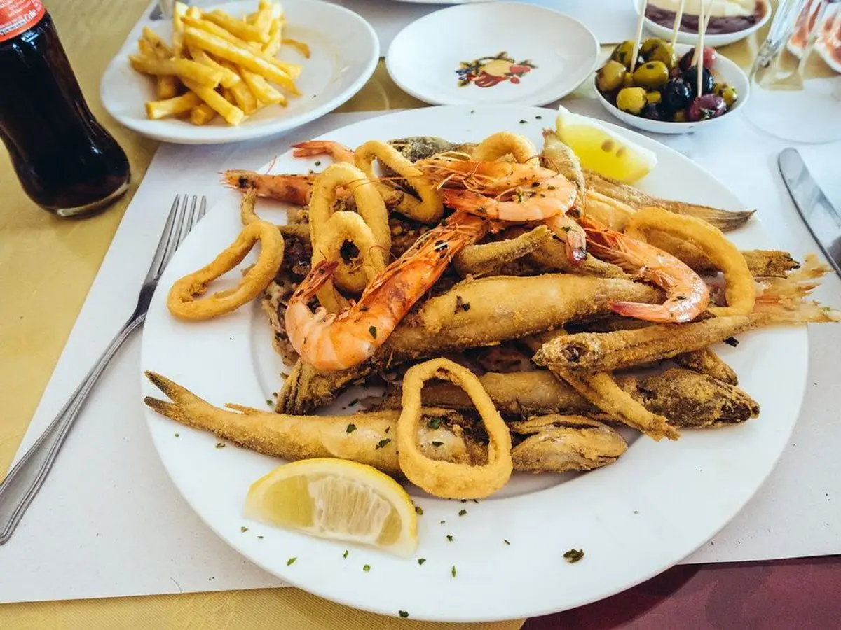 Plato de fritura de pescaíto con anillas de calamar, gambas y limón