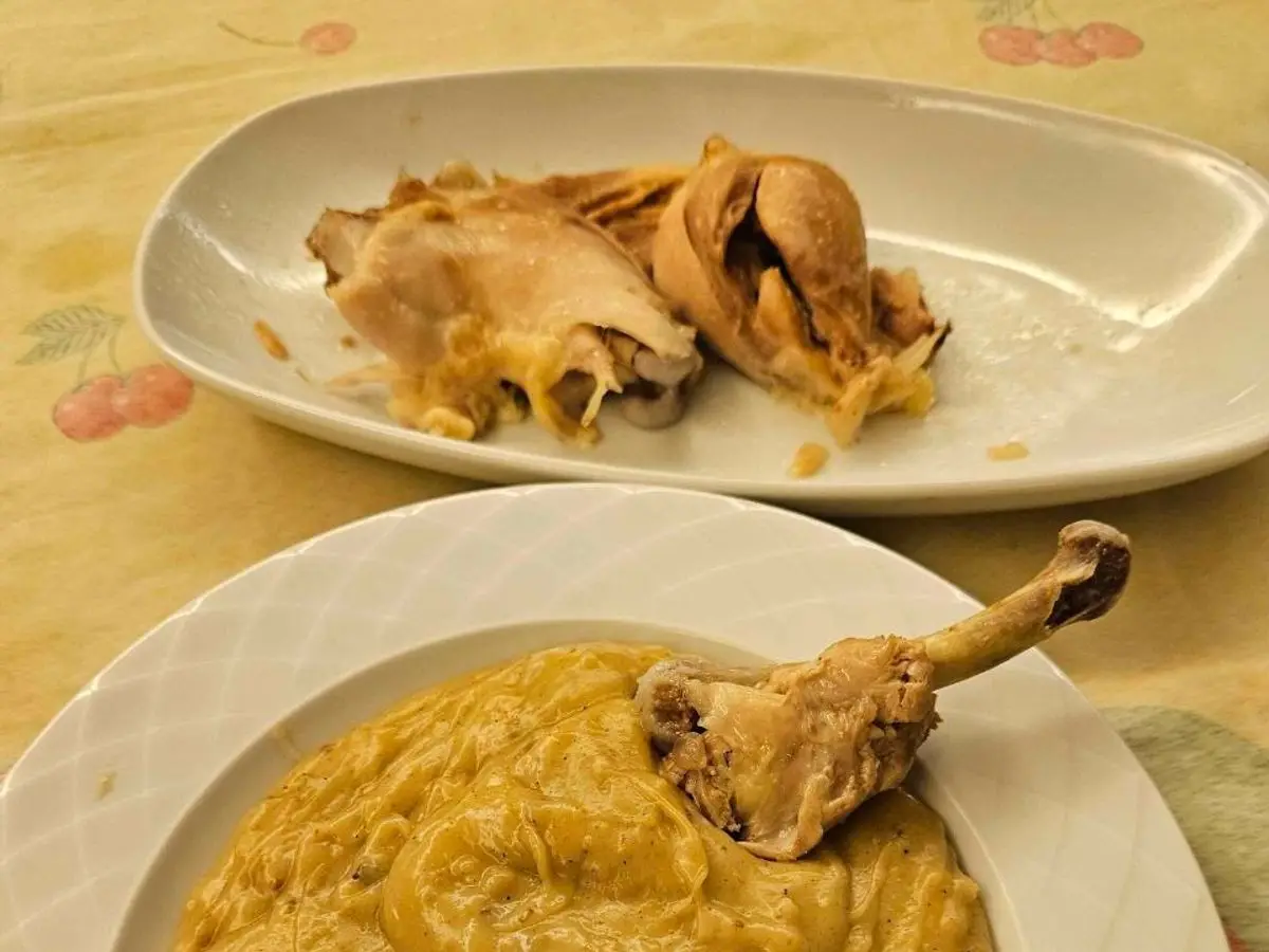 Plato hondo con pollo cubierto de una salsa espesa de color dorado
