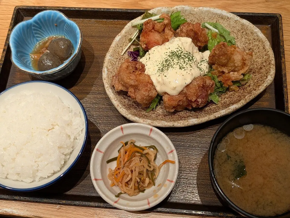 Bandeja con pollo frito rebozado con salsa tártara, arroz, sopa y encurtidos
