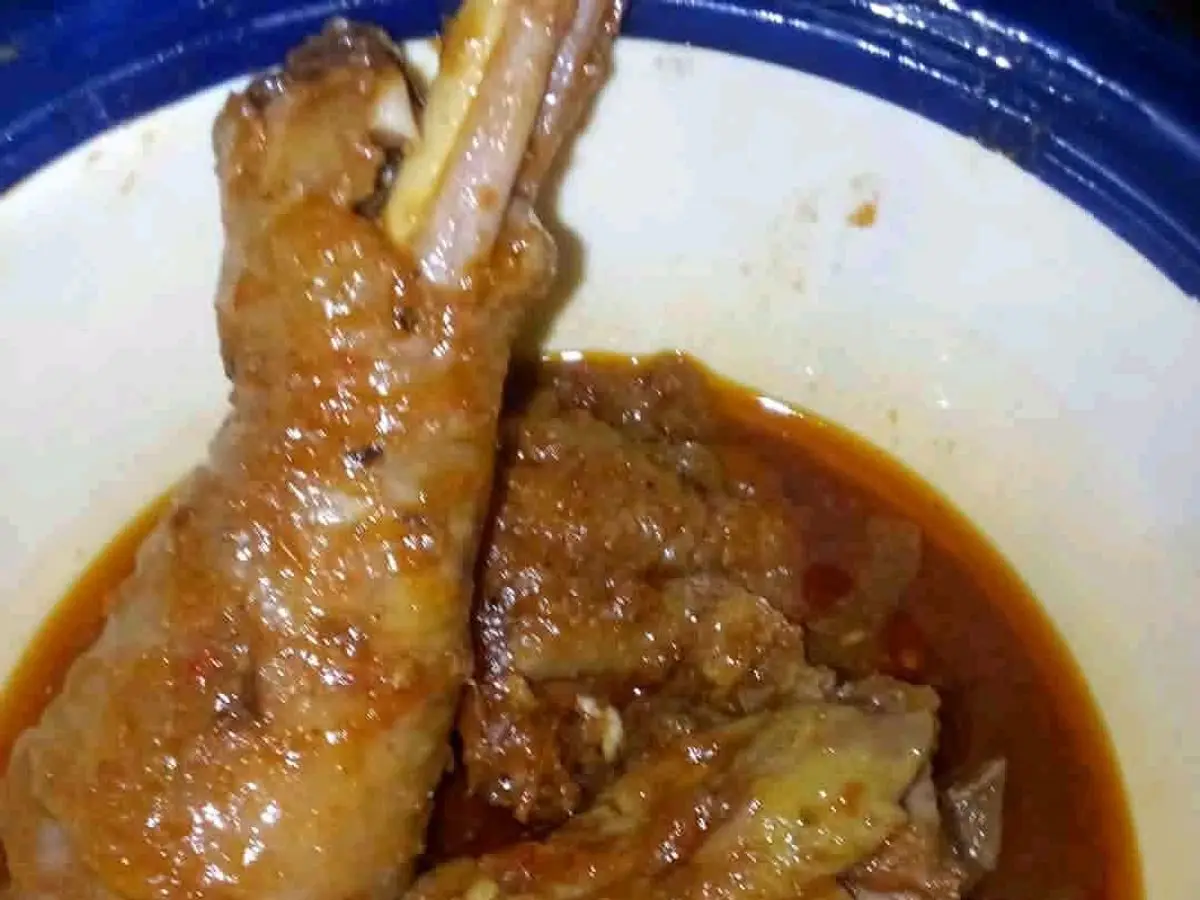 Muslos de pollo asados y dorados en salsa marrón