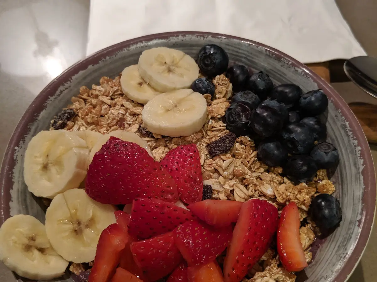 Bol de avena con rodajas de plátano, fresas y arándanos