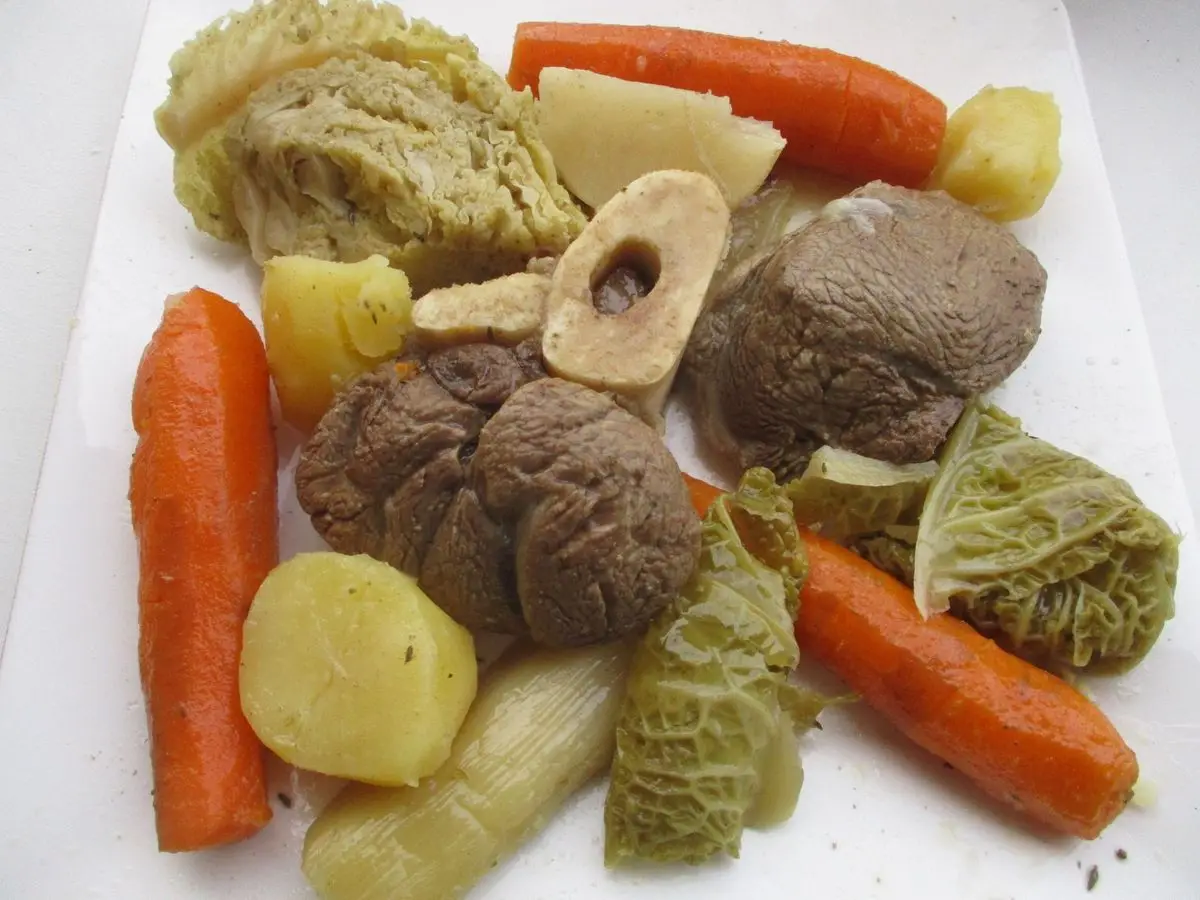 Plato de carne de ternera hervida con zanahoria, patata, col y hueso con tuétano