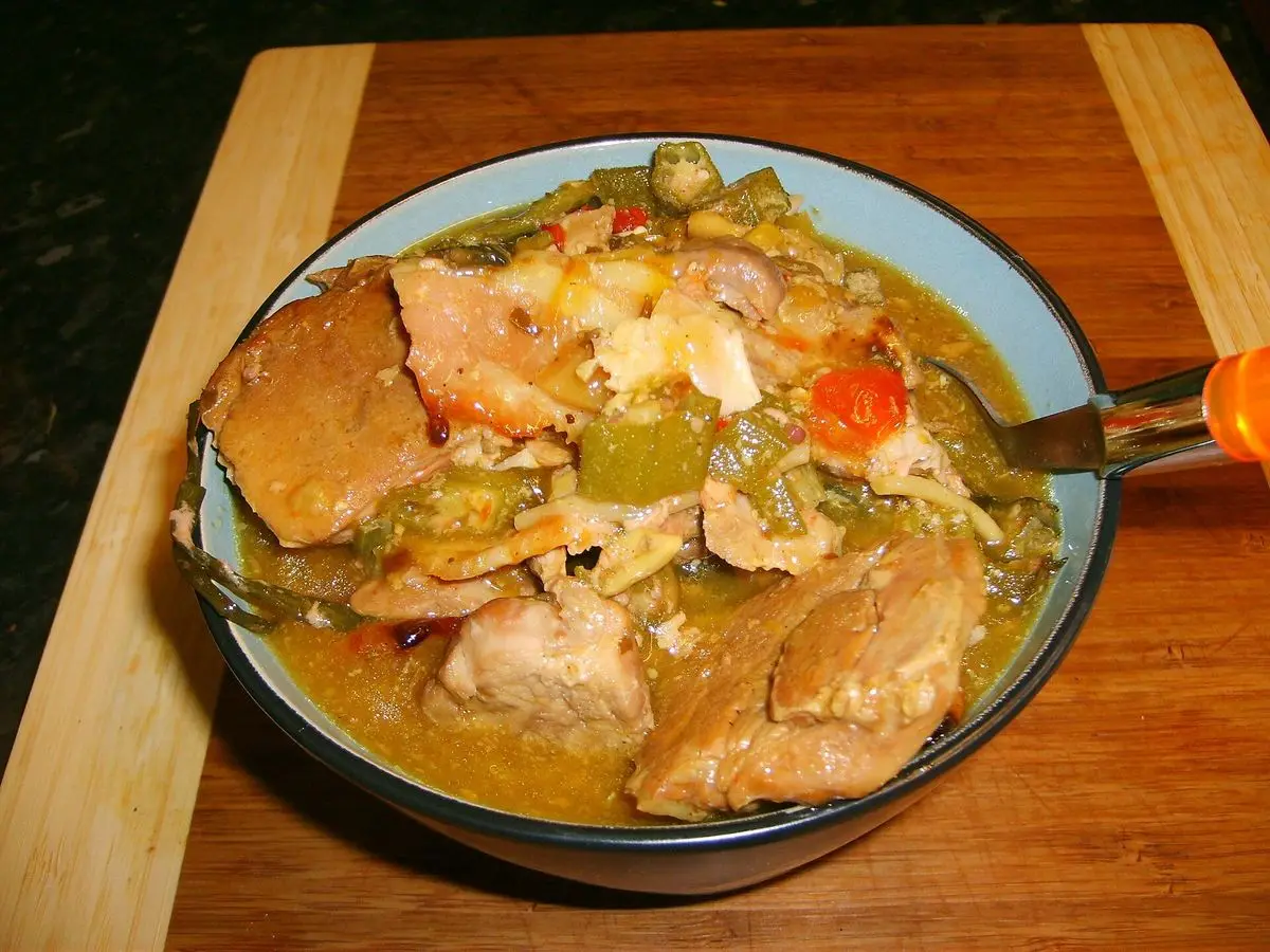 Cuenco azul con guiso de carne de cerdo troceada con pimiento y verduras