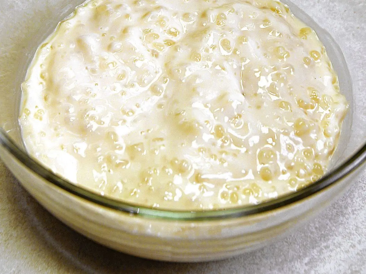 Cuenco de cristal con pudin cremoso de perlas de tapioca blanco