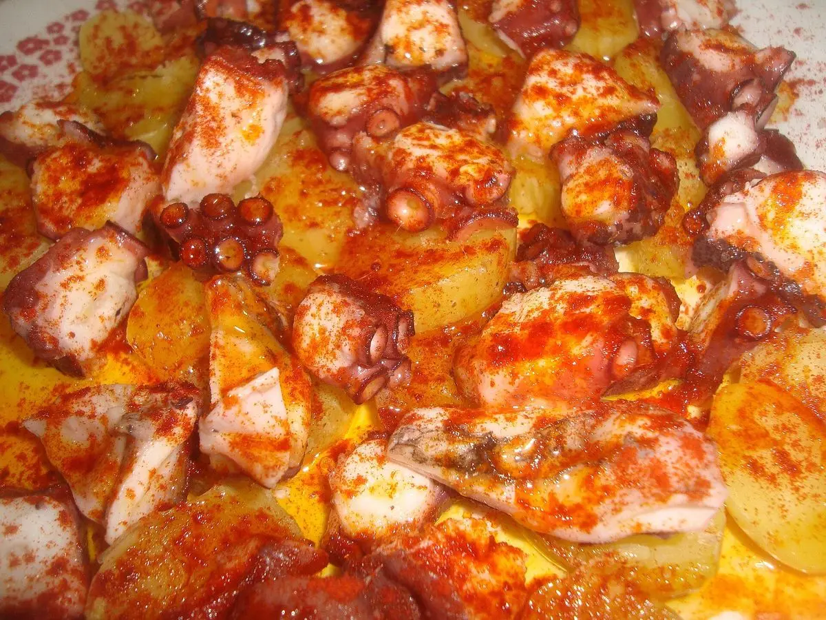Pulpo cocido en trozos con patata y pimentón
