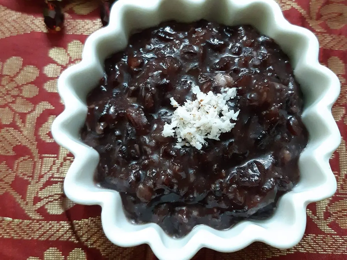 Cuenco blanco ondulado con arroz negro dulce y coco rallado por encima
