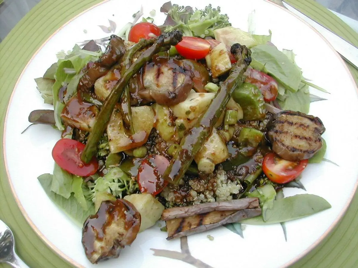Plato con espárragos y verduras a la plancha, tomate cherry y hojas verdes de ensalada