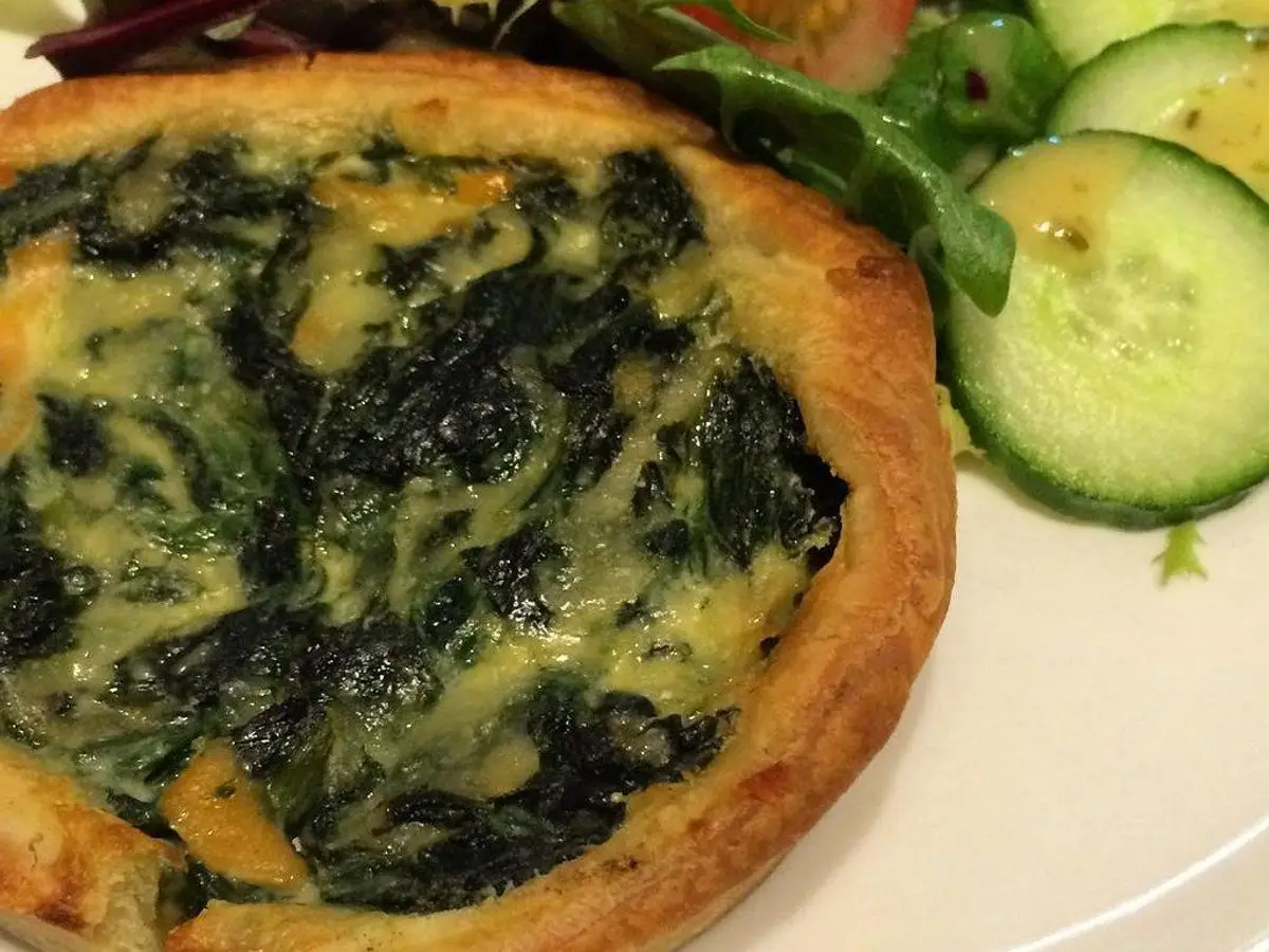 Quiche individual de espinacas gratinada con ensalada de pepino y lechuga