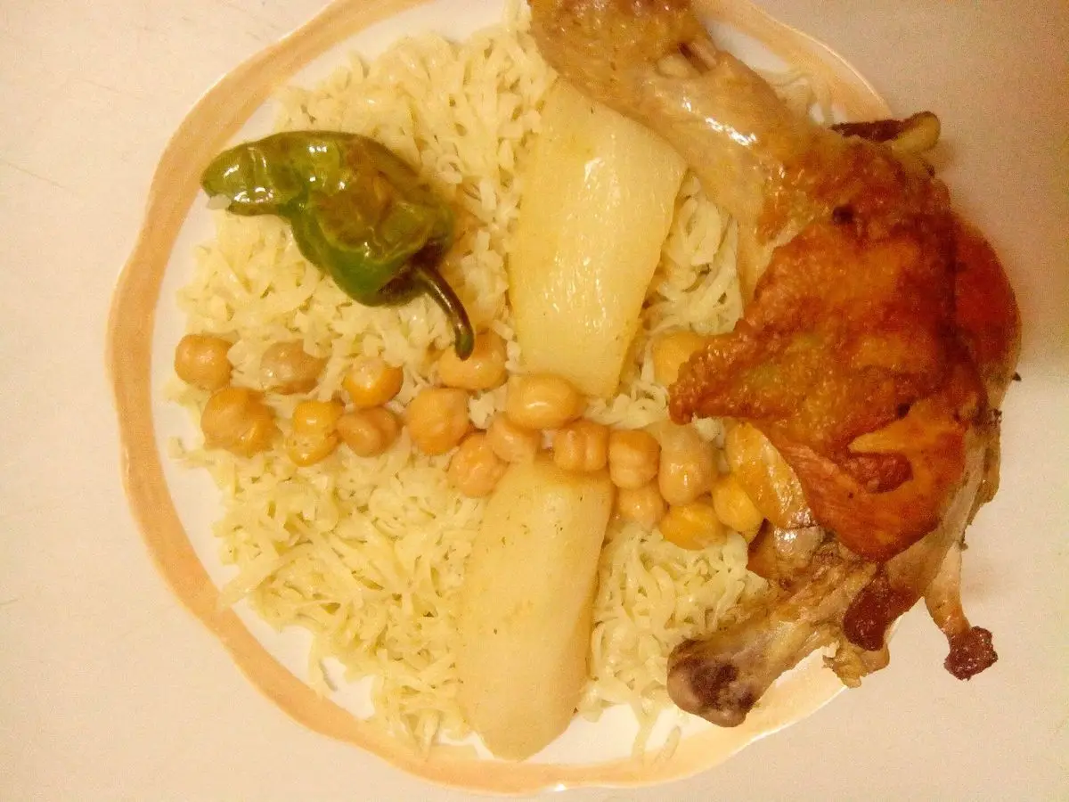 Plato con fideos finos, pollo asado, garbanzos, nabo y un pimiento verde
