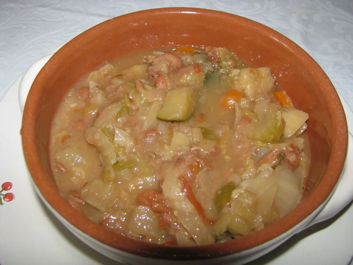 Cazuela de barro con sopa toscana espesa de alubias y verduras