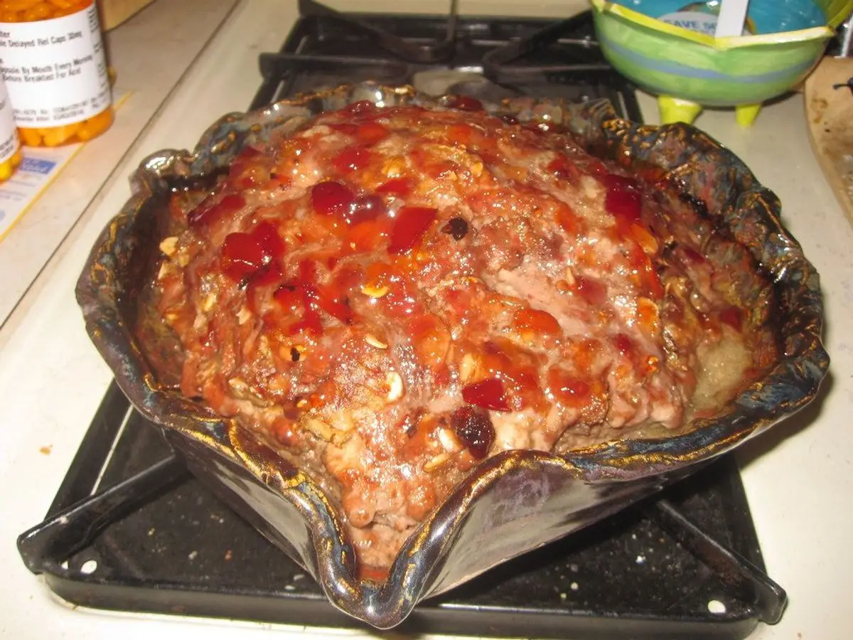 Pastel de carne horneado y glaseado en una bandeja de horno