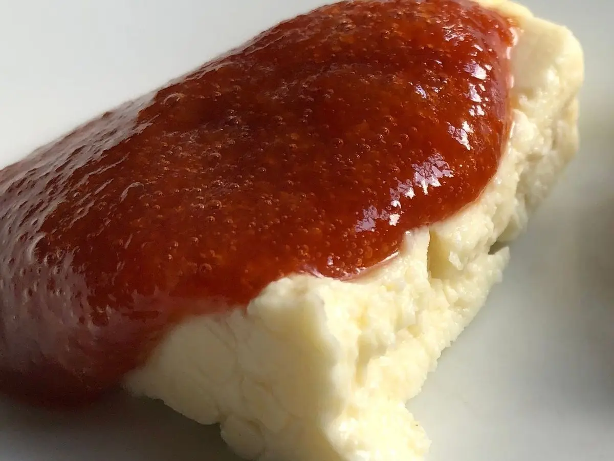 Trozo de queso blanco cubierto con dulce de guayaba rojo, el clásico Romeo y Julieta