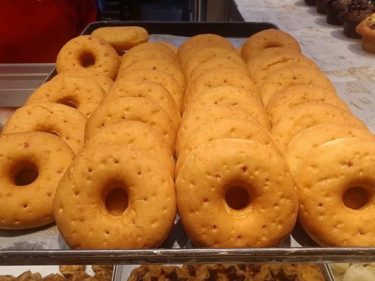 Bandeja de rosquillas redondas doradas horneadas con agujero central