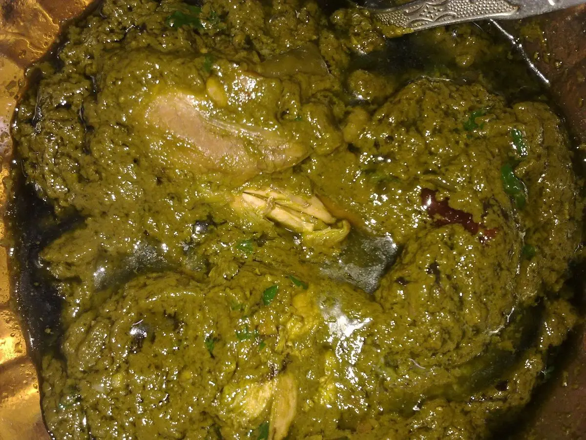 Pollo guisado en una espesa salsa verde de espinacas y especias